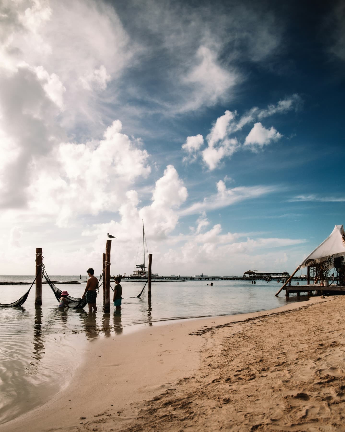 Muelle y paisaje costero de Cancún