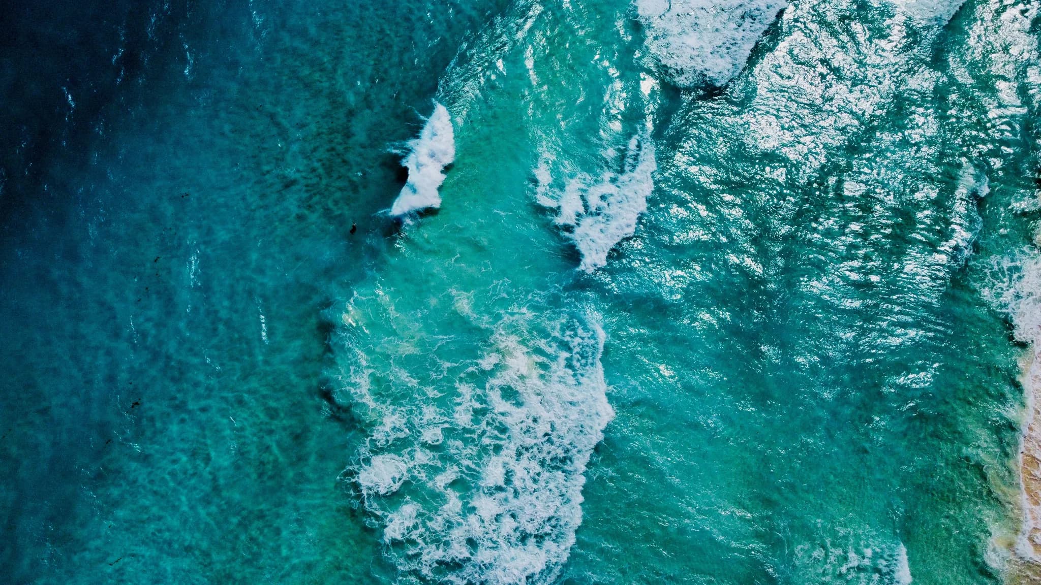 Vista aérea de las olas del Caribe mexicano